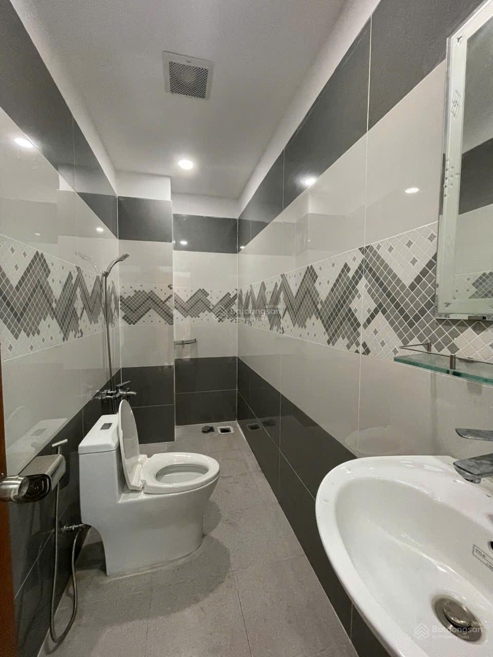 Nhà mới đẹp 5 tầng, 6 PN, 7WC, dọn ở ngay Quang Trung, chưa tới 9 tỷ