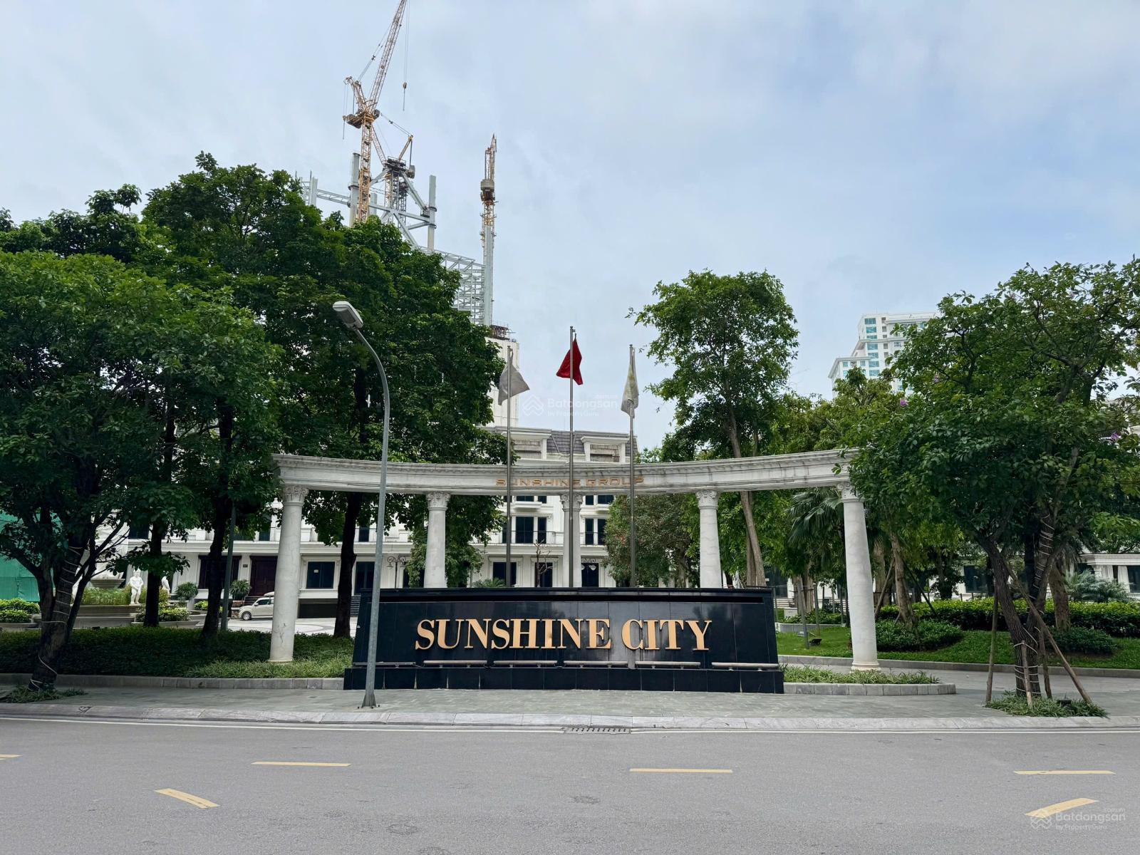 Em có 5 căn ngoại giao giá tốt nhất có nội thất view sông Hồng. Hỗ trợ vay NH, liên hệ ngay