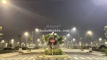 Bán nhanh lô đất hướng Nam view TTTM ngay sát đường QL 38, đối diện là KCN Đồng Văn 4