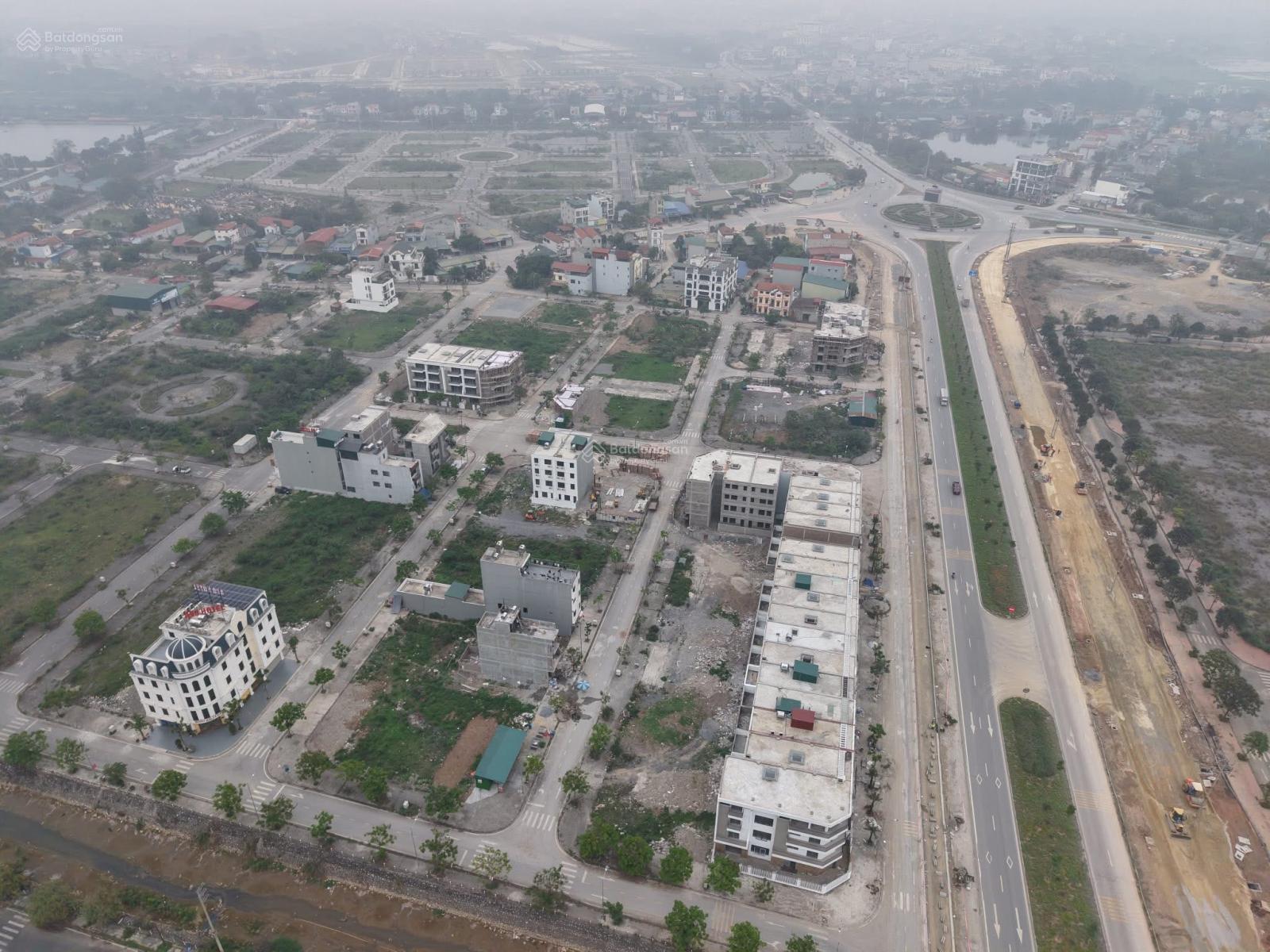 Bán nhanh lô đất hướng Nam view TTTM ngay sát đường QL 38, đối diện là KCN Đồng Văn 4