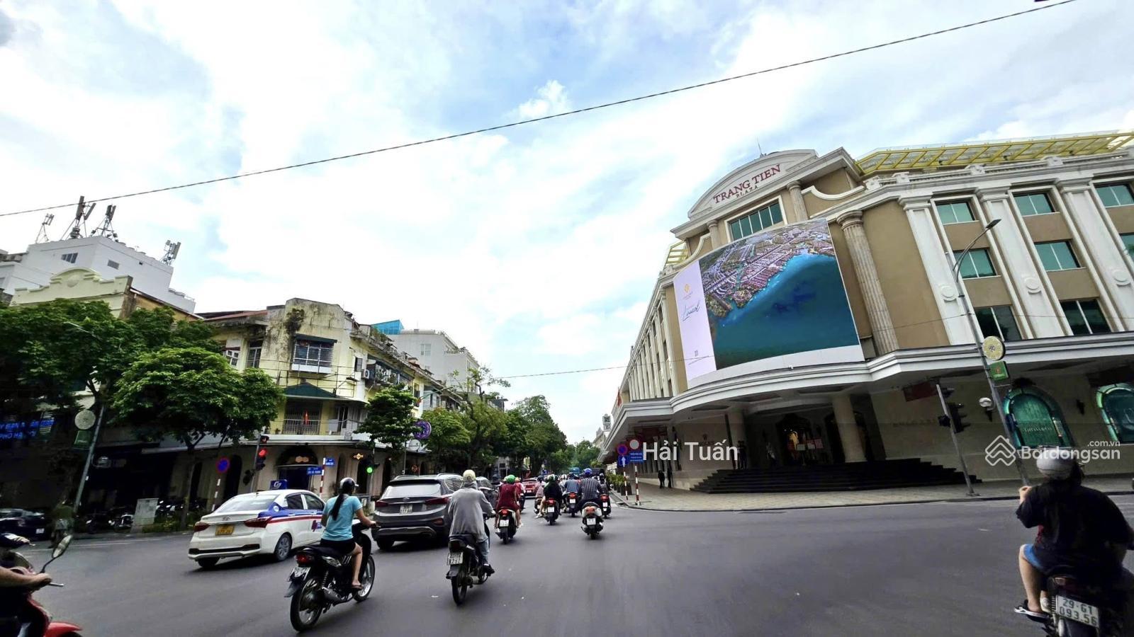 Chính chủ bán nhà mặt phố Hàng Bài DT 250m2, MT 5.7m, kinh doanh sầm uất
