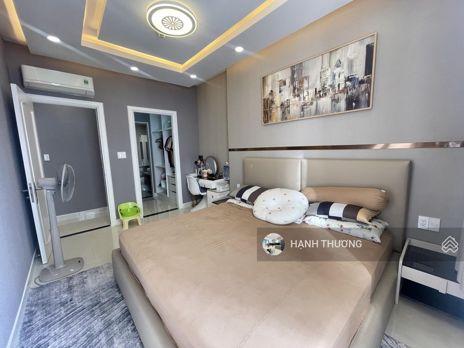 Bán gấp căn hộ H2 Hoàng Diệu Q. 4, DT 69m2 gồm 2PN 2WC, có sẵn nội thất, có sổ hồng, Giá 1 Tỷ 730