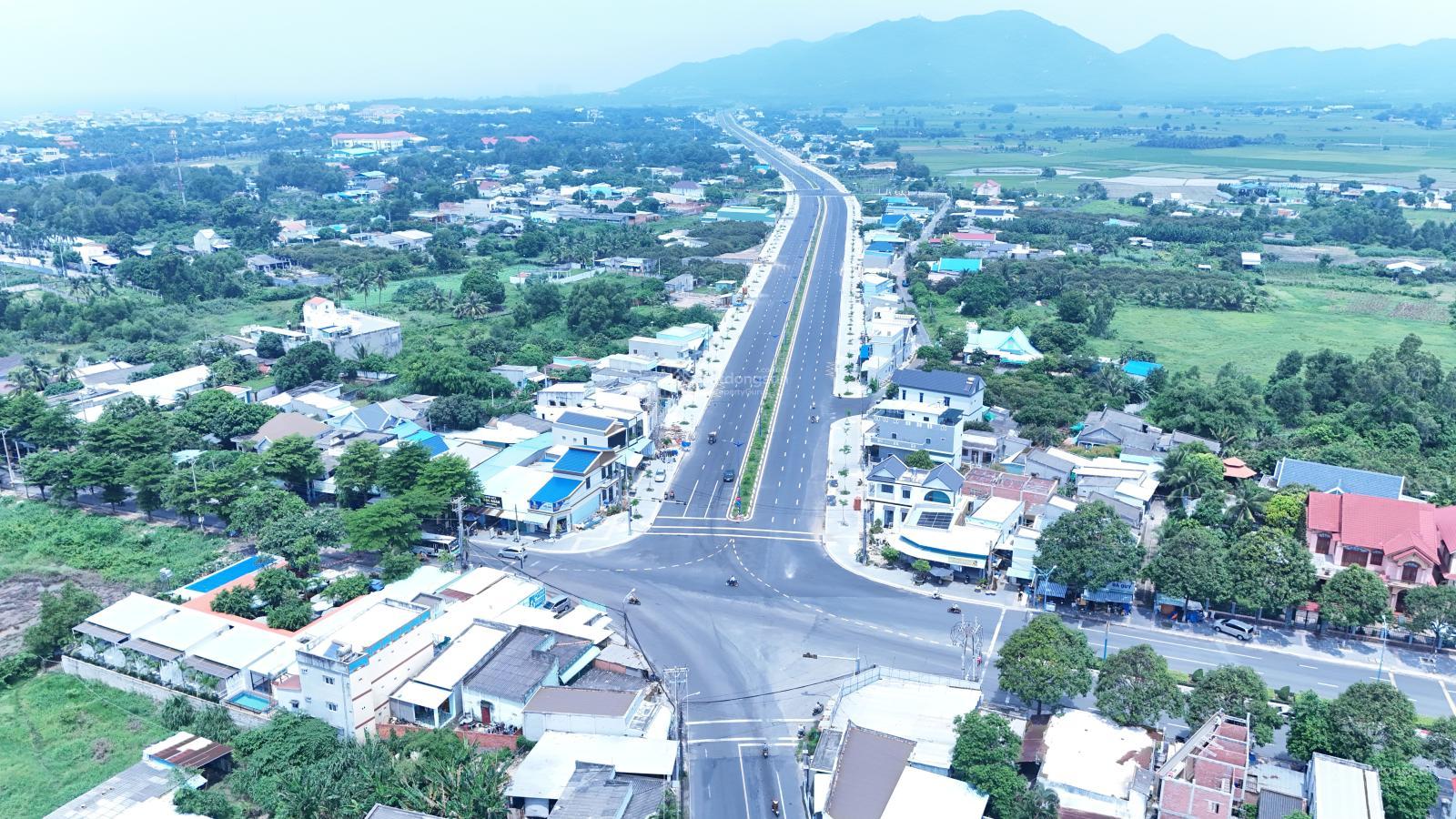 Kẹt tiền bán gấp căn nhà mặt tiền 9.6m, đường 42m, tuyến huyết mạch kinh doanh - mua bán Phước Hải