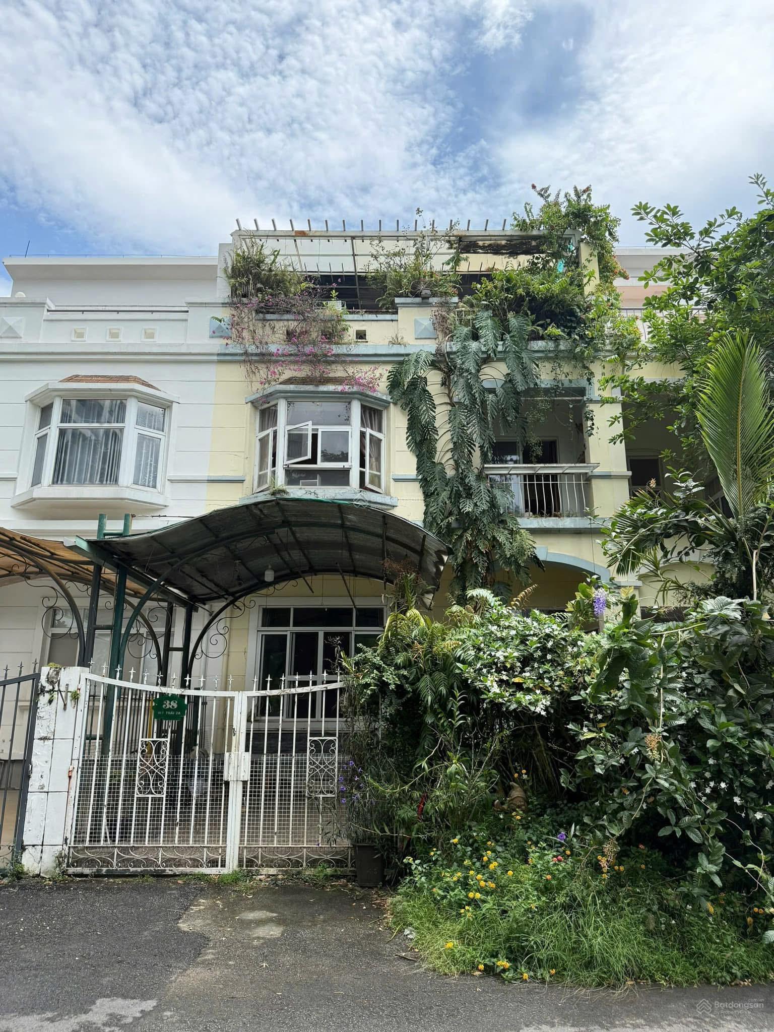 Bán căn biệt thự Phú Mỹ Hưng, quận 7. 126m2, trệt, 2 lầu, nội thất đầy đủ, sổ hồng, giá chỉ 38.5 tỷ