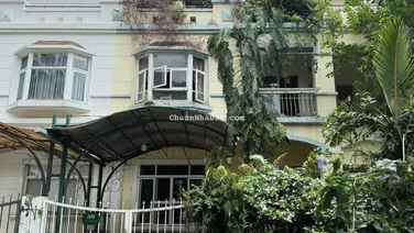 Bán căn biệt thự Phú Mỹ Hưng, quận 7. 126m2, trệt, 2 lầu, nội thất đầy đủ, sổ hồng, giá chỉ 38.5 tỷ