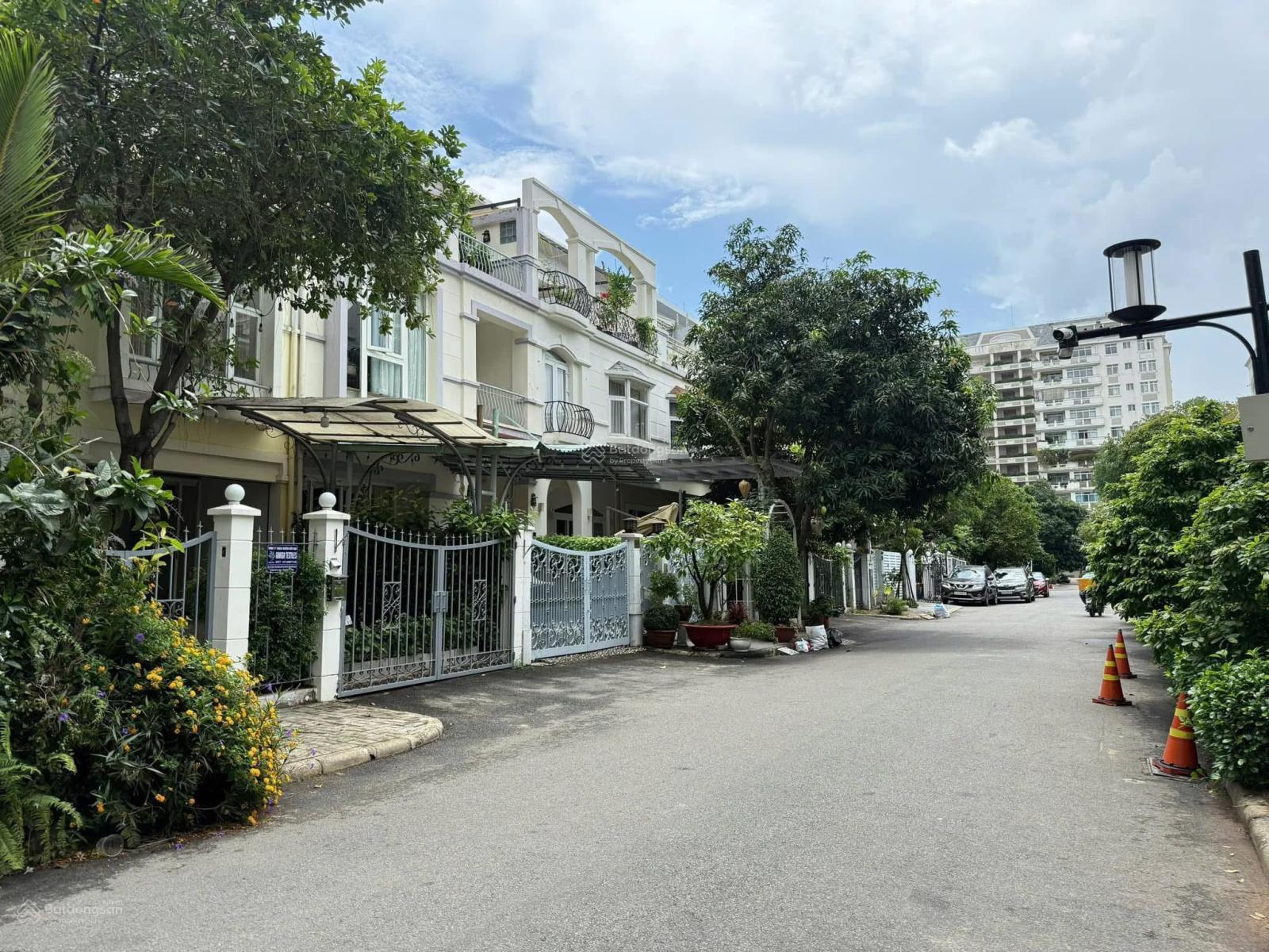 Bán căn biệt thự Phú Mỹ Hưng, quận 7. 126m2, trệt, 2 lầu, nội thất đầy đủ, sổ hồng, giá chỉ 38.5 tỷ