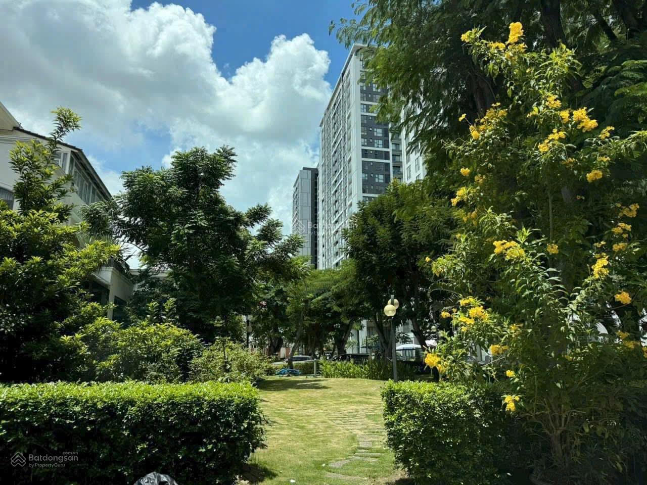 Bán căn biệt thự Phú Mỹ Hưng, quận 7. 126m2, trệt, 2 lầu, nội thất đầy đủ, sổ hồng, giá chỉ 38.5 tỷ