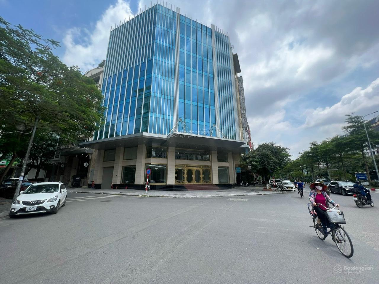 Cho thuê văn phòng. mặt bằng tại 82 Trần Thái Tông, Cầu Giấy 310m, lô góc view đẹp