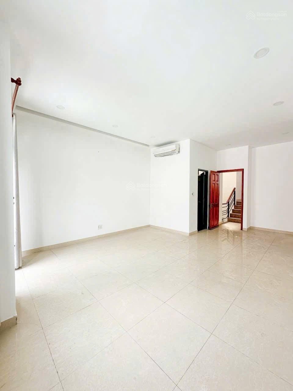 Hot! Bán nhà 3 tầng, mặt tiền kinh doanh Quận 7. Vị trí sầm uất, giá tốt.