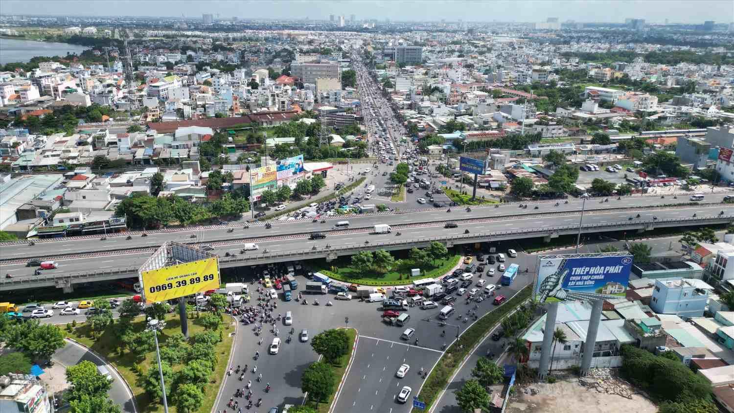 Cần tiền bán gấp nhà MT QL13 - 14 x 50m2 (640m2) biệt thự 3 tầng chỉ 70 tỷ TL