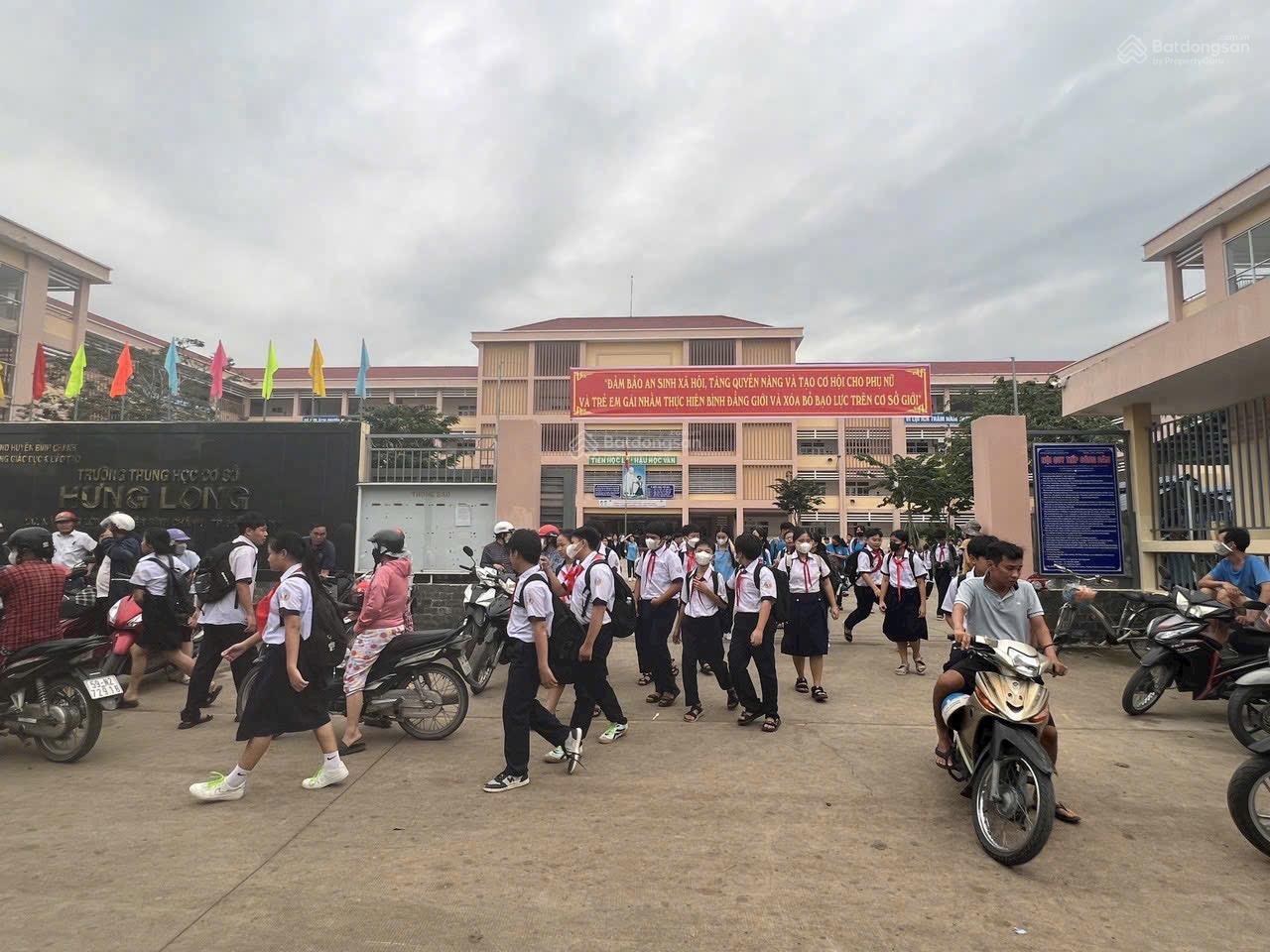 Bán rẻ 145m2 đất ở ngay cổng trường học cấp 2 Hưng Long, Bình Chánh giá 3,350 tỷ Đoàn Nguyễn Tuấn