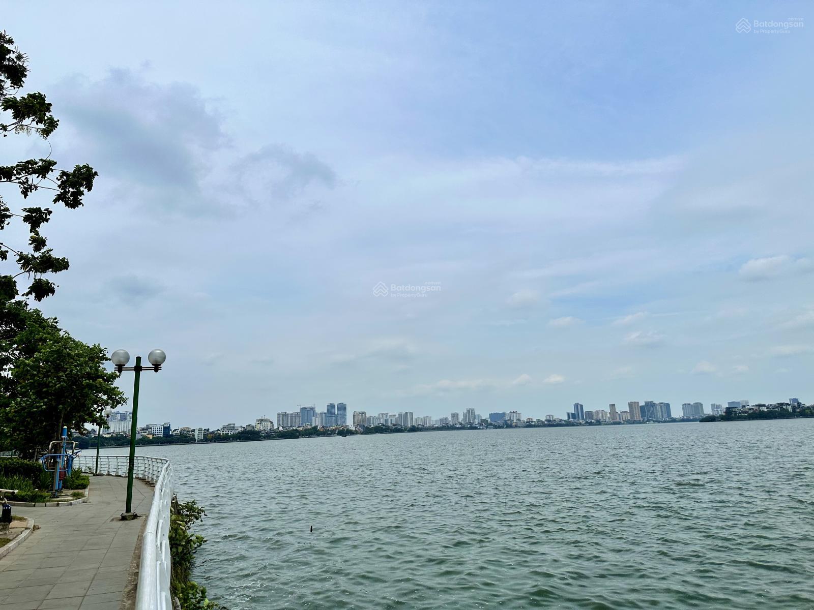 Cần Bán Nhà Mặt Phố Nguyễn Đình Thi, Tây Hồ. DT sổ đỏ 400m2 x MT 18m. Vị trí đẹp, Ôm Trọn View Hồ