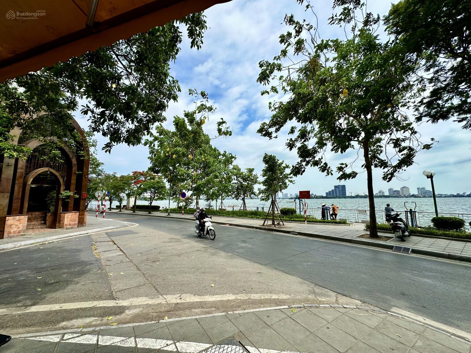 Cần Bán Nhà Mặt Phố Nguyễn Đình Thi, Tây Hồ. DT sổ đỏ 400m2 x MT 18m. Vị trí đẹp, Ôm Trọn View Hồ