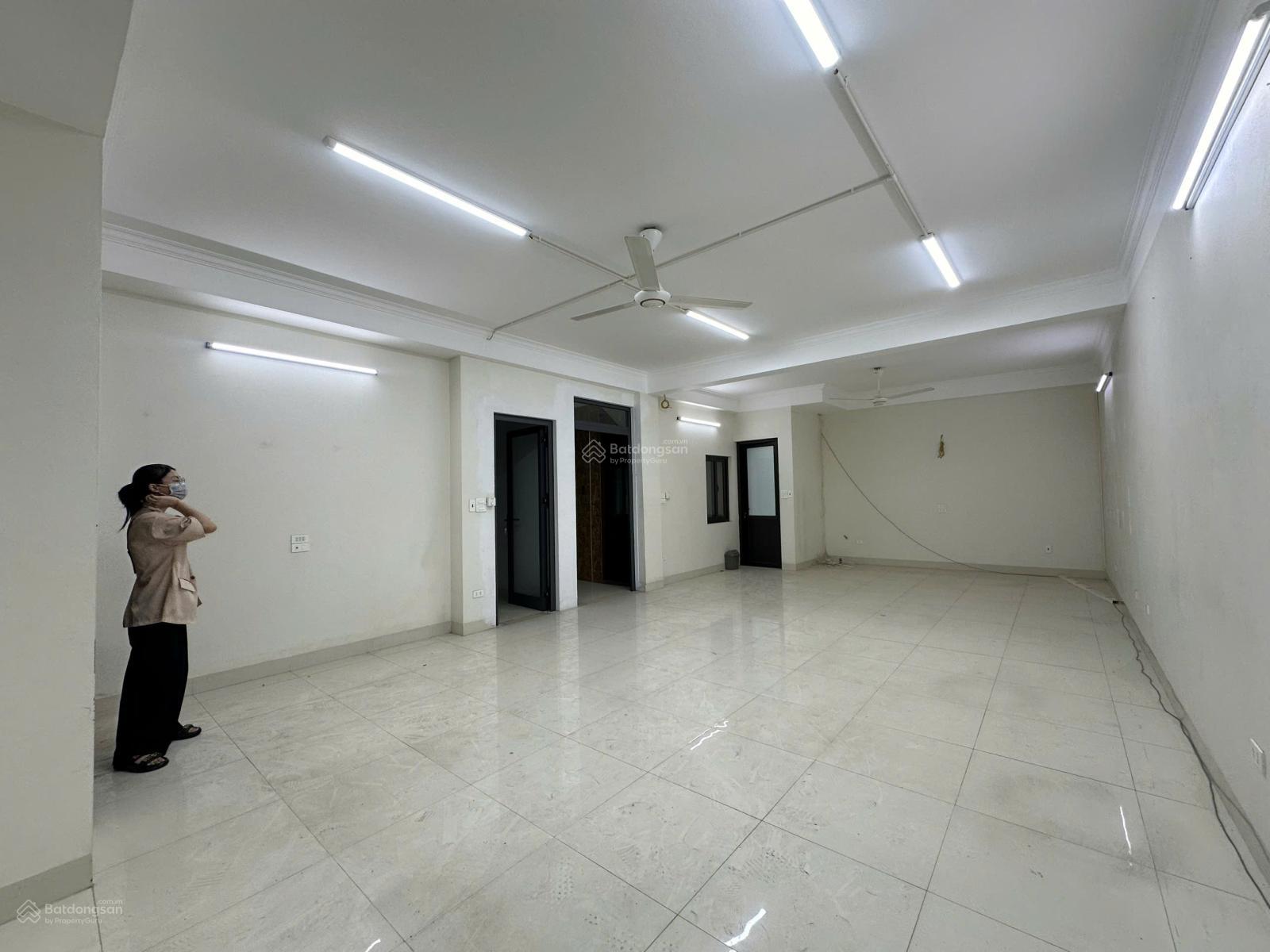 Cho thuê văn phòng Vạn Phúc, gần ngã tư Vạn Phúc, 100m2/tầng, đã ngăn 2 phòng làm việc