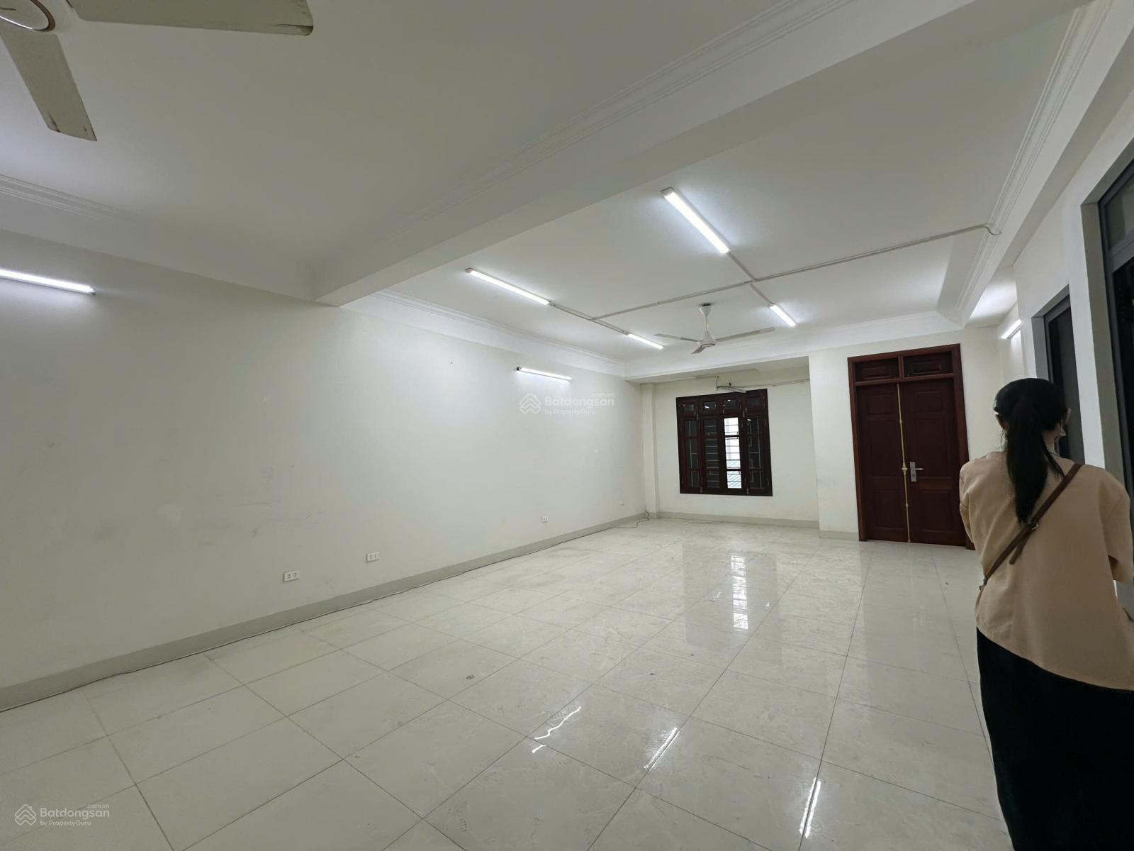 Cho thuê văn phòng Vạn Phúc, gần ngã tư Vạn Phúc, 100m2/tầng, đã ngăn 2 phòng làm việc