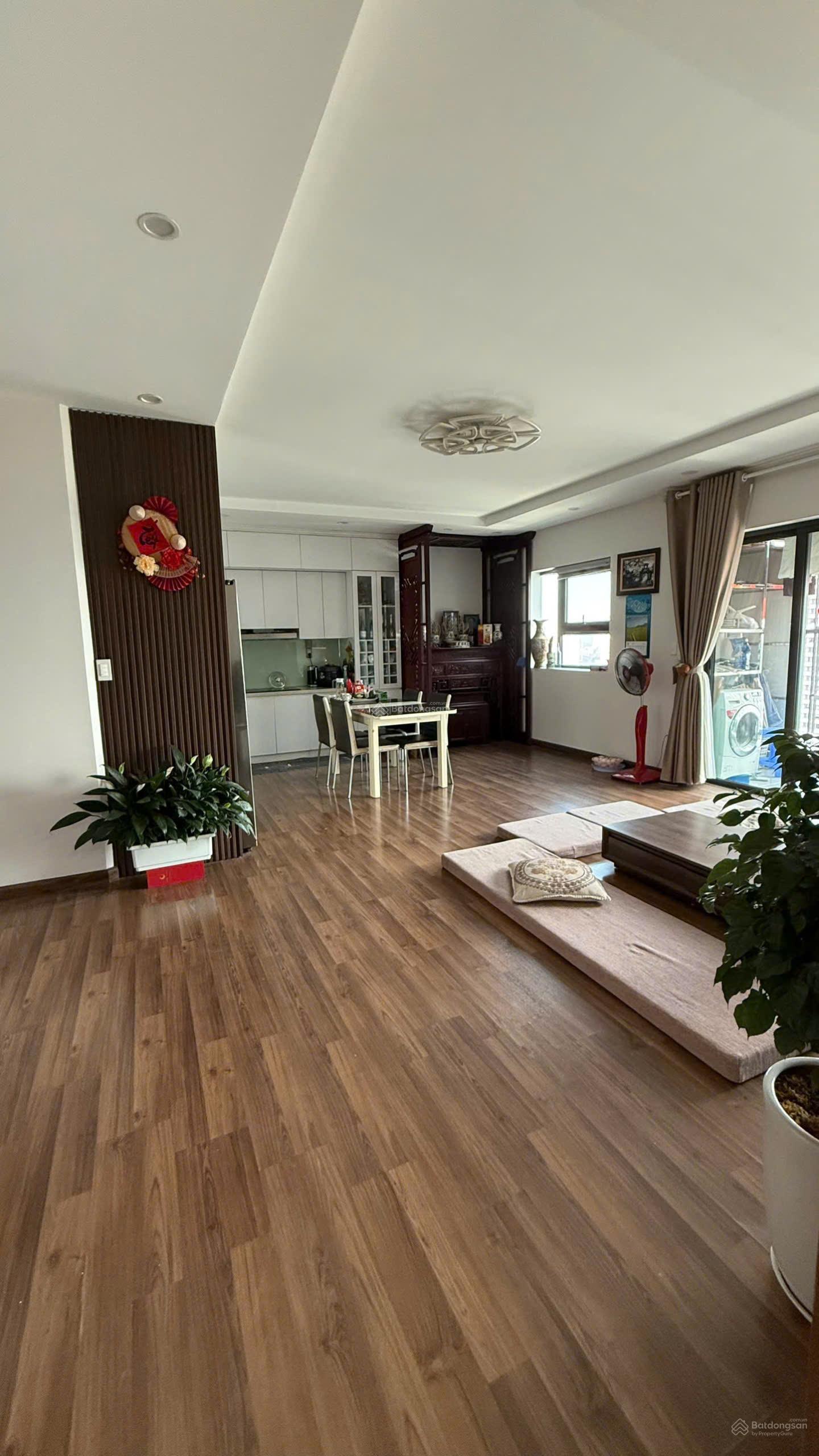 Bán CC Mỹ Đình Plaza 2, dt 102m2, 3PN 2WC, ban công Đông Nam view hồ, sẵn sổ đỏ, chủ thiện chí bán