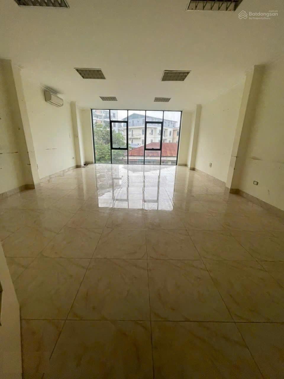 Cho thuê nhà Trần Thái Tông, DT 100m2, 5 tầng, thông sàn, thang máy, 60tr/tháng