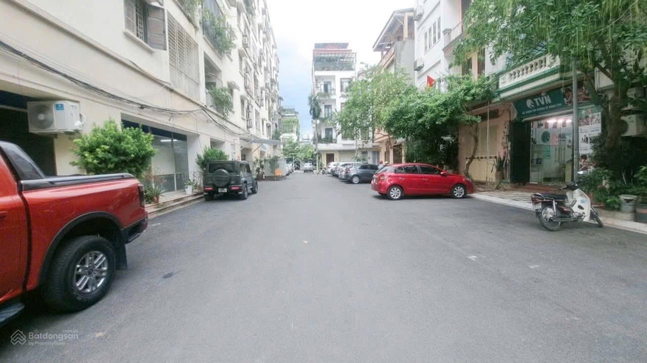 Chỉ 35 tỷ Hoàng Quốc Việt, TT Quận Cầu Giấy, DT 100m2 4T MT 8.5m. Vỉa hè 3 ô tô tránh. Vị trí vàng