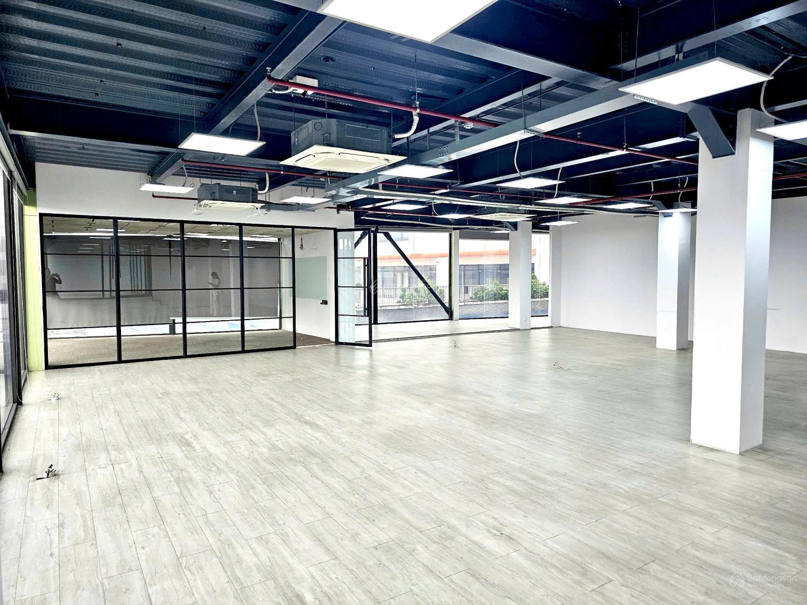 VP sang đẹp MT Ung Văn Khiêm, Bình Thạnh, DT 100 - 330m2, chỉ 45tr/th, cực ưu đãi tháng 7