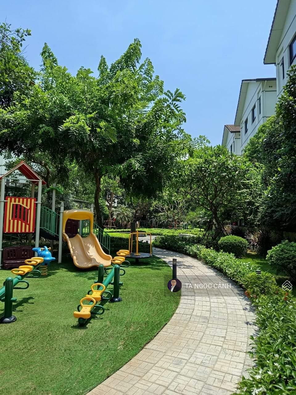 Bán nhanh căn liền kề Vinhomes view vườn hoa giá tốt