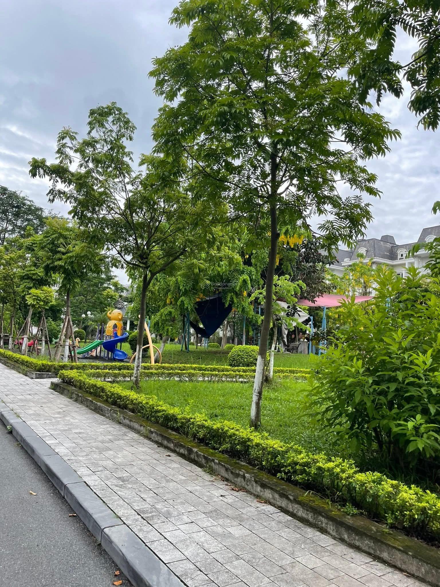 Chính chủ cần bán biệt thự song lập khu Đền Lừ. Diện tích 112m xây thô 5 tầng, hoàn thiện bên ngoài