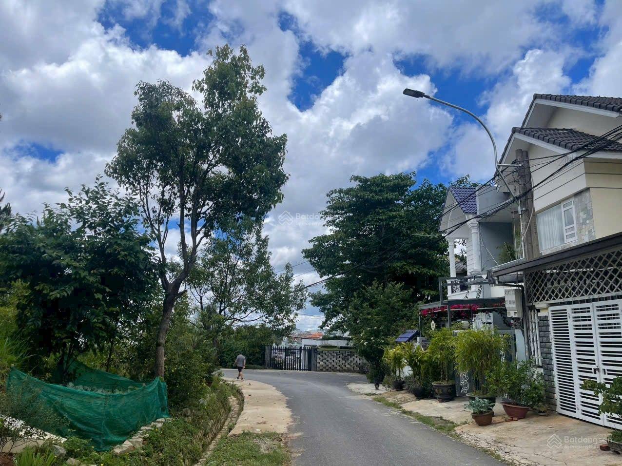 BÁN GẤP! Căn Villa giá rẻ đối diện đồi thông và công viên KQH Ngô Quyền P.6 Đà Lạt