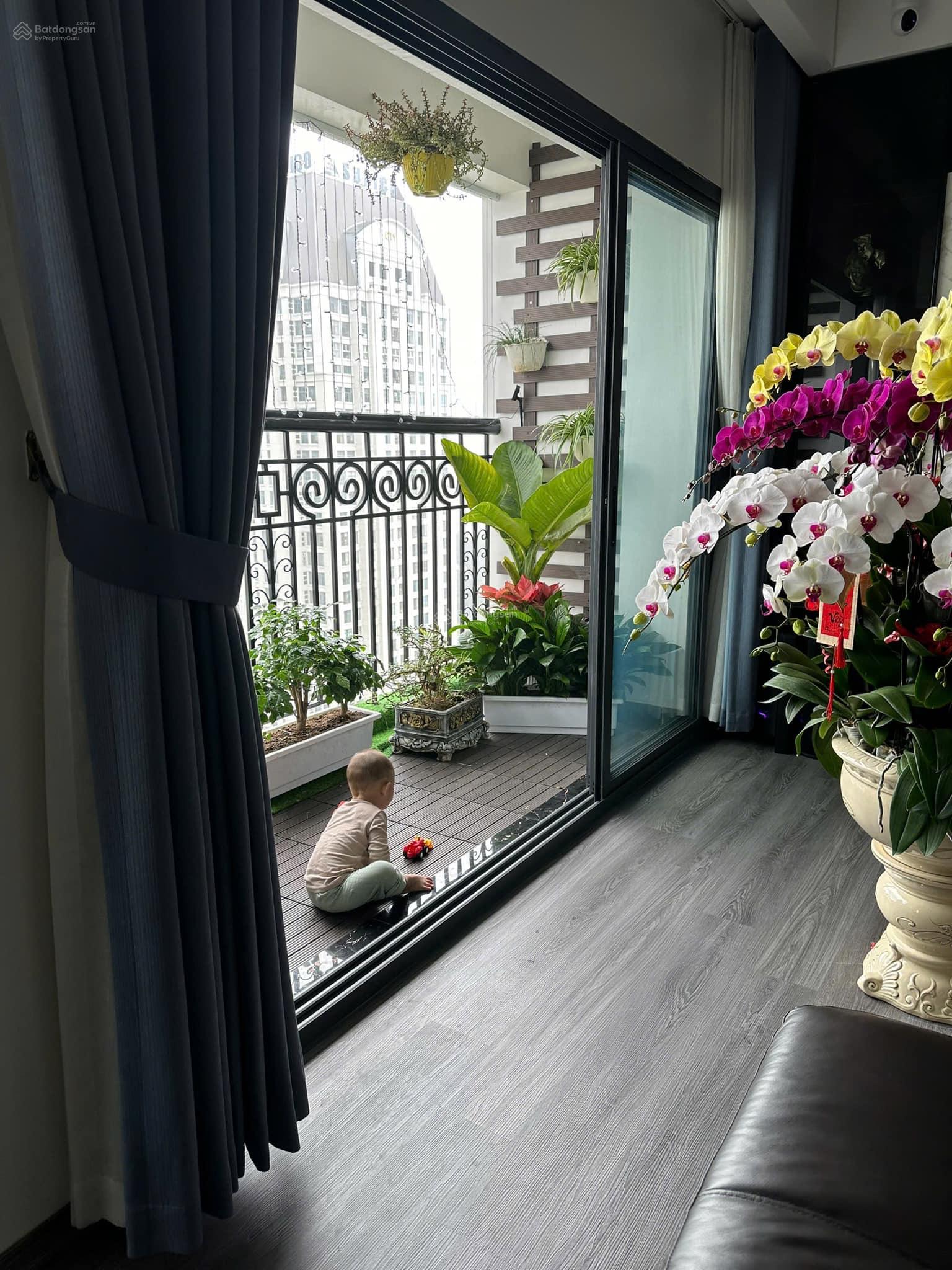 Bán gấp căn 2 ngủ CT8 The Emerald ban công Đông Nam tầng trung cực đẹp giá chỉ nhỉnh 7 tỷ