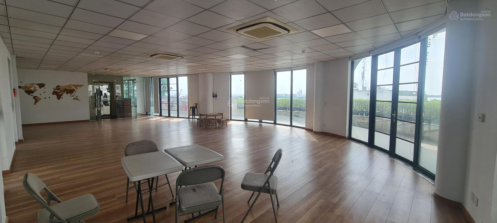 Cần cho thuê tầng 4 của tòa nhà làm văn phòng, vị trí đẹp, view sông có dân cư đông đúc và sôi động