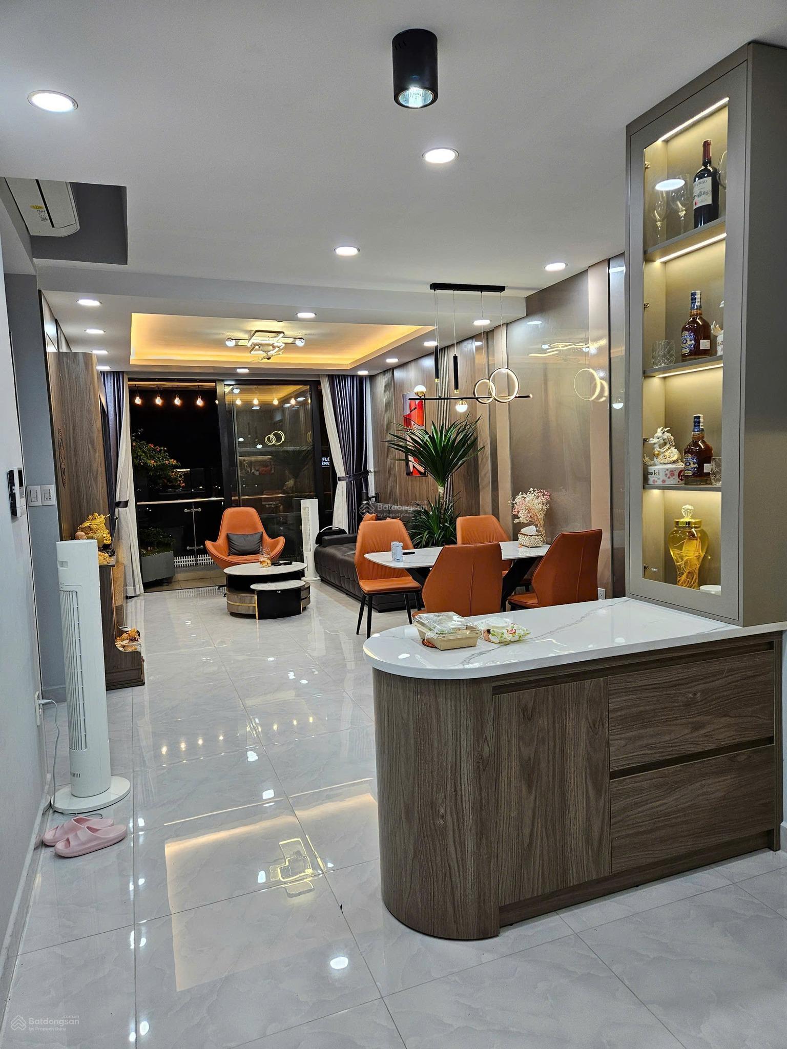 Bán CHCC Oriental Plaza, Tân Phú DT 89m2 2PN, 2WC giá 3.5 tỷ hỗ trợ vay Lh: 0899 552 *** căn góc