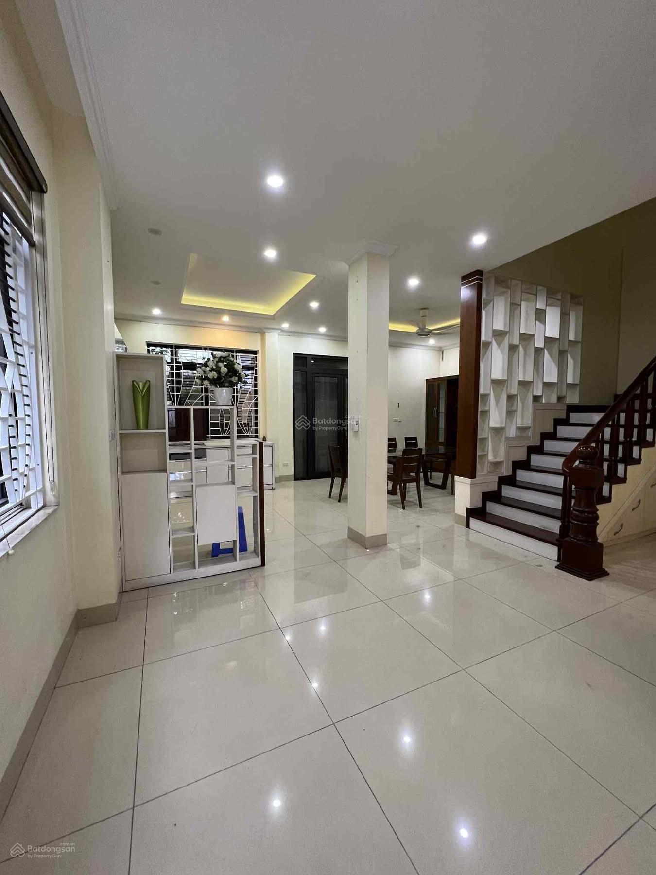 Cho thuê biệt thự 180m2, nằm trong KĐT Việt Hưng hệ thống cây xanh, yên tĩnh