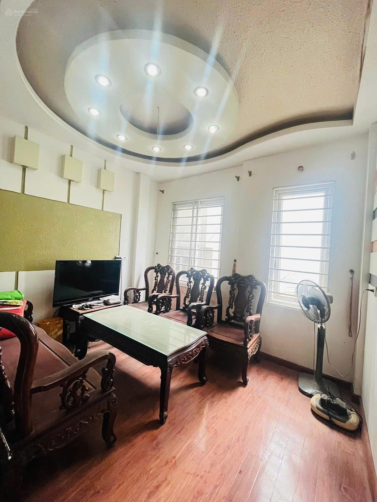 Lê Quý Đôn: 80m, 5 tầng, ô tô đỗ. Giá 15.9tỷ, kinh doanh tốt.