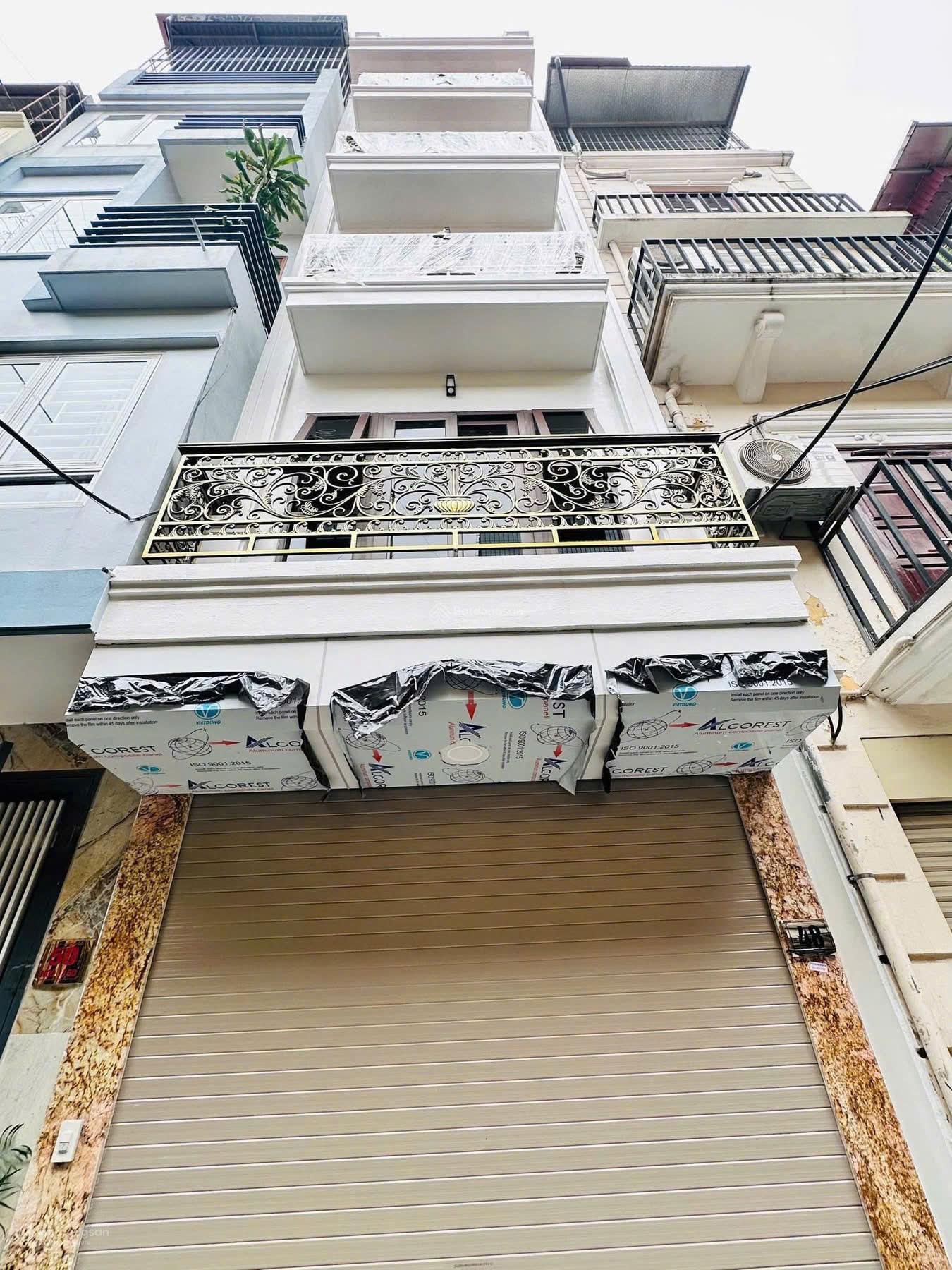 Cho thuê nhà riêng phân lô Đường Láng Dt 52m2 * 6 Tầng Mt 4.5m Giá 35tr Ngõ Thông Ô tô tránh