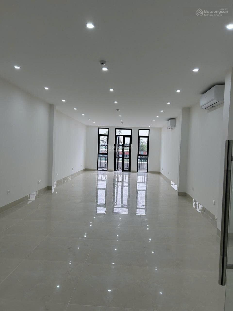 Cho thuê nhà KĐT Louis City Hoàng Mai 115m2, 5 tầng, MT 5m, thông sàn full đh, thang máy, giá 45tr