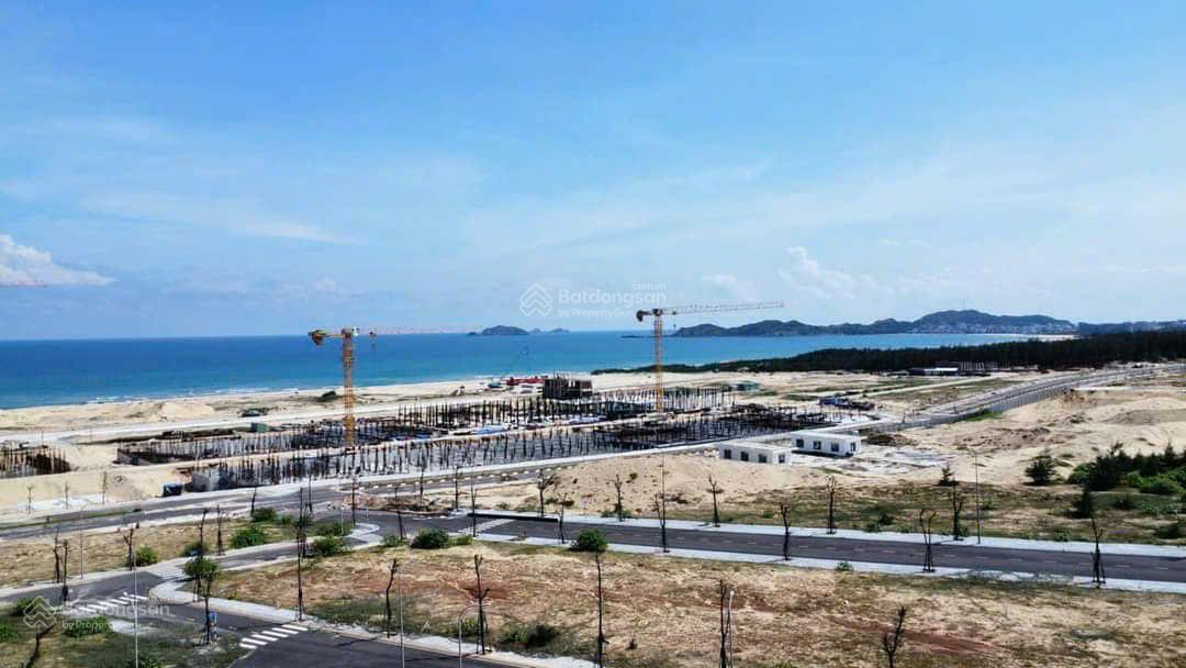 Cần bán nhanh nền liền kề sát biển phân khu 2 kề vệt cây xanh .Giá 1 tyt 820. LH:0986 289 ***