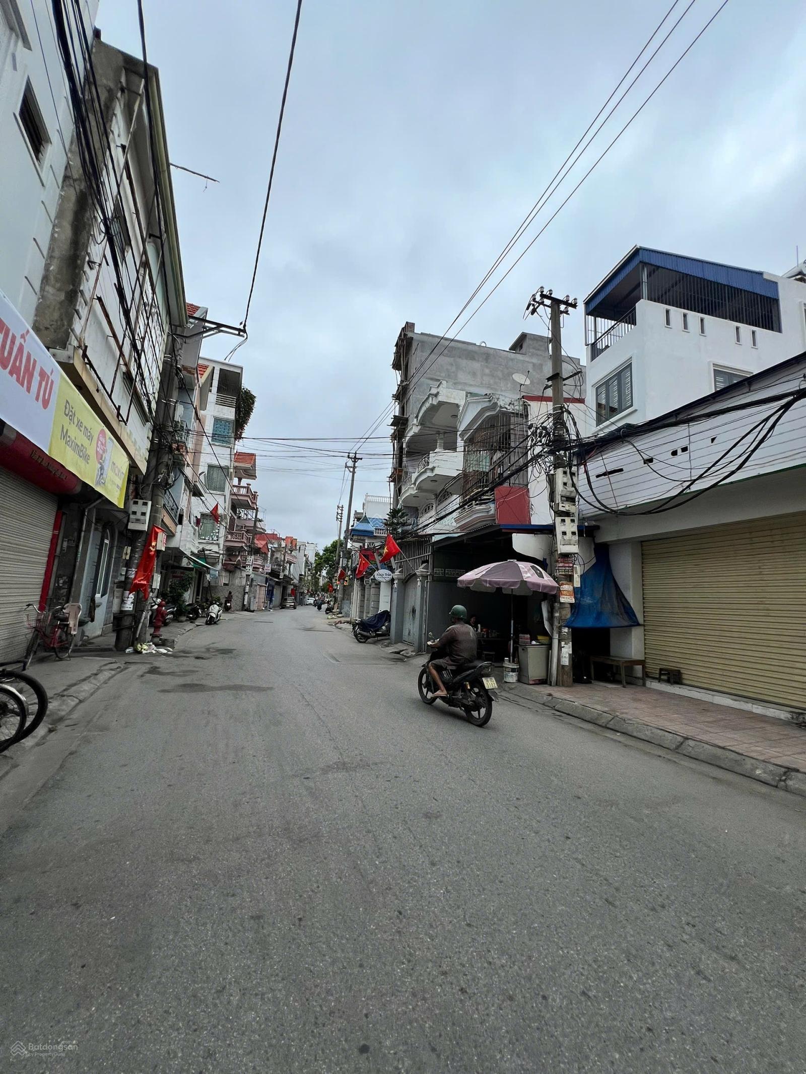 Bán căn mặt đường Đông Khê. Diện tích: 95m2 x 1 tầng. Ngang 5m. Giá 95tr/m2