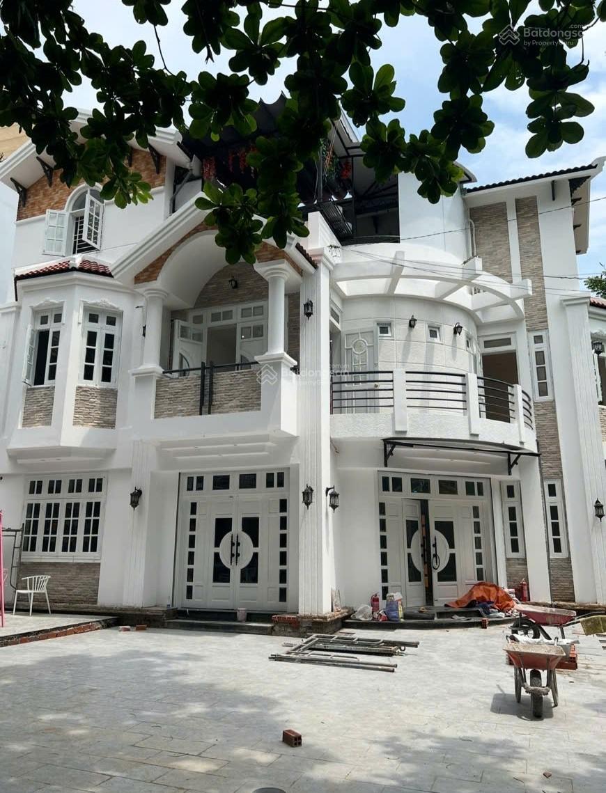 Chính chủ cho thuê căn Villa giá rẻ giữa lòng trung tâm Thảo Điền, Q2 đầy đủ nội thất sân vườn