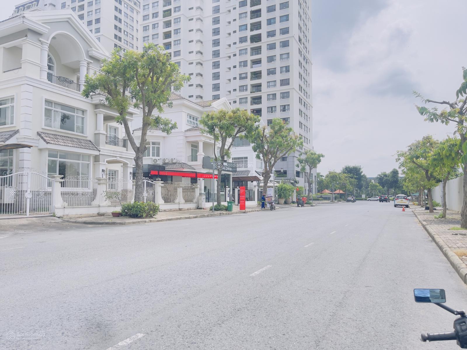 Bán biệt thự đơn lập cao cấp khu Nam, Phú Mỹ Hưng, đường lớn sát công viên lớn Nam Viên