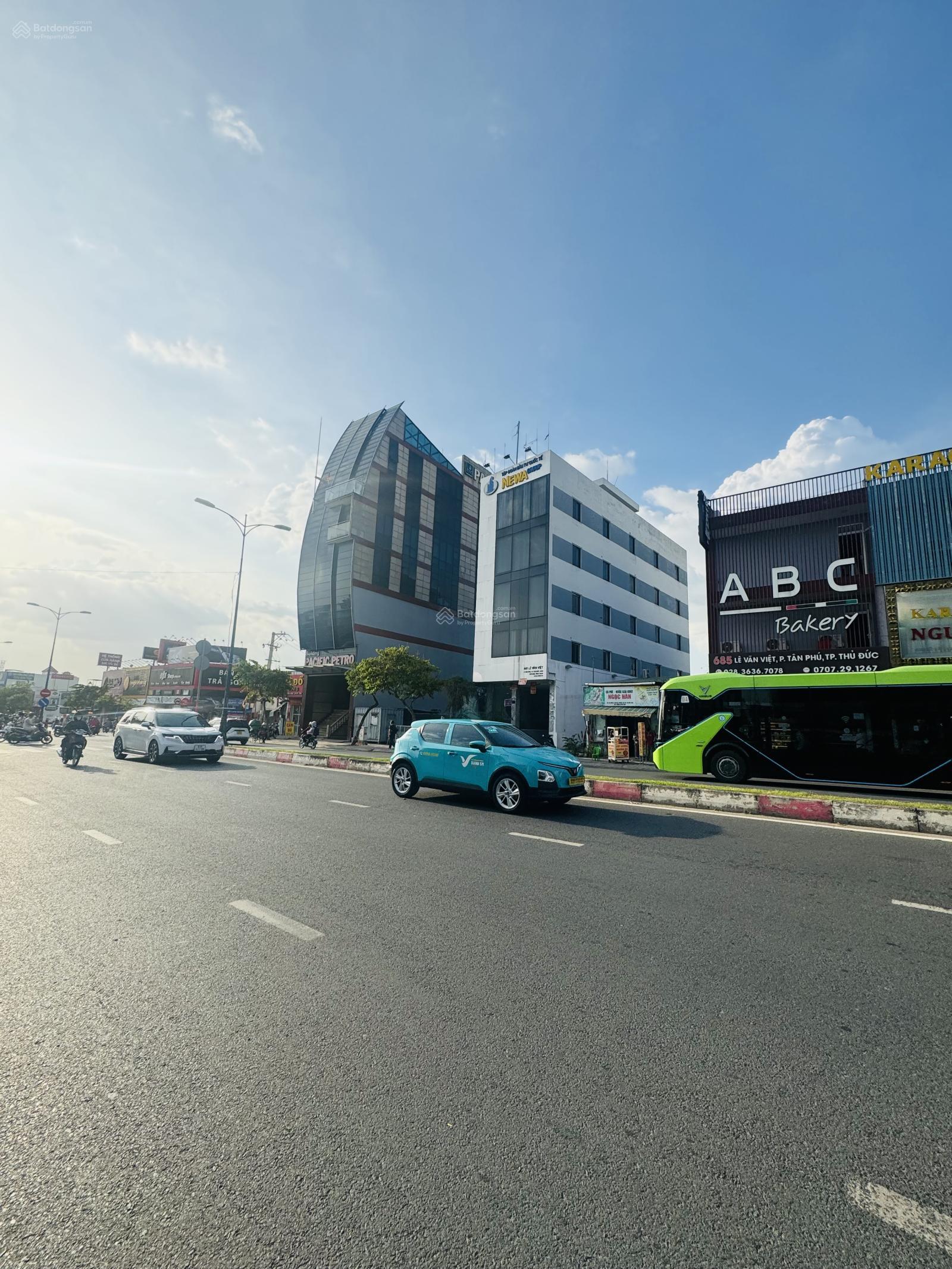 Bán toà nhà văn phòng mặt tiền Đường Lê Văn Việt Quận 9 11x35m hầm 6 tầng - HDT 200tr/tháng - 51 tỷ