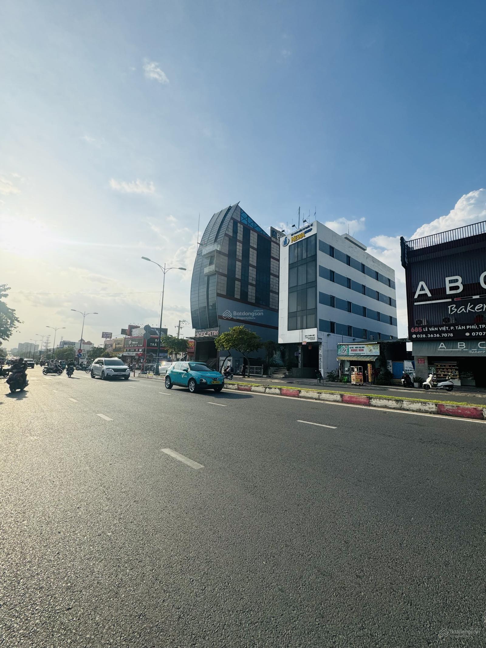 Bán toà nhà văn phòng mặt tiền Đường Lê Văn Việt Quận 9 11x35m hầm 6 tầng - HDT 200tr/tháng - 51 tỷ