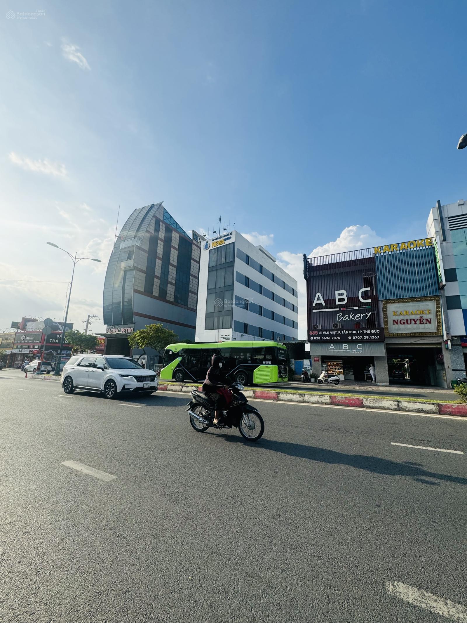 Bán toà nhà văn phòng mặt tiền Đường Lê Văn Việt Quận 9 11x35m hầm 6 tầng - HDT 200tr/tháng - 51 tỷ