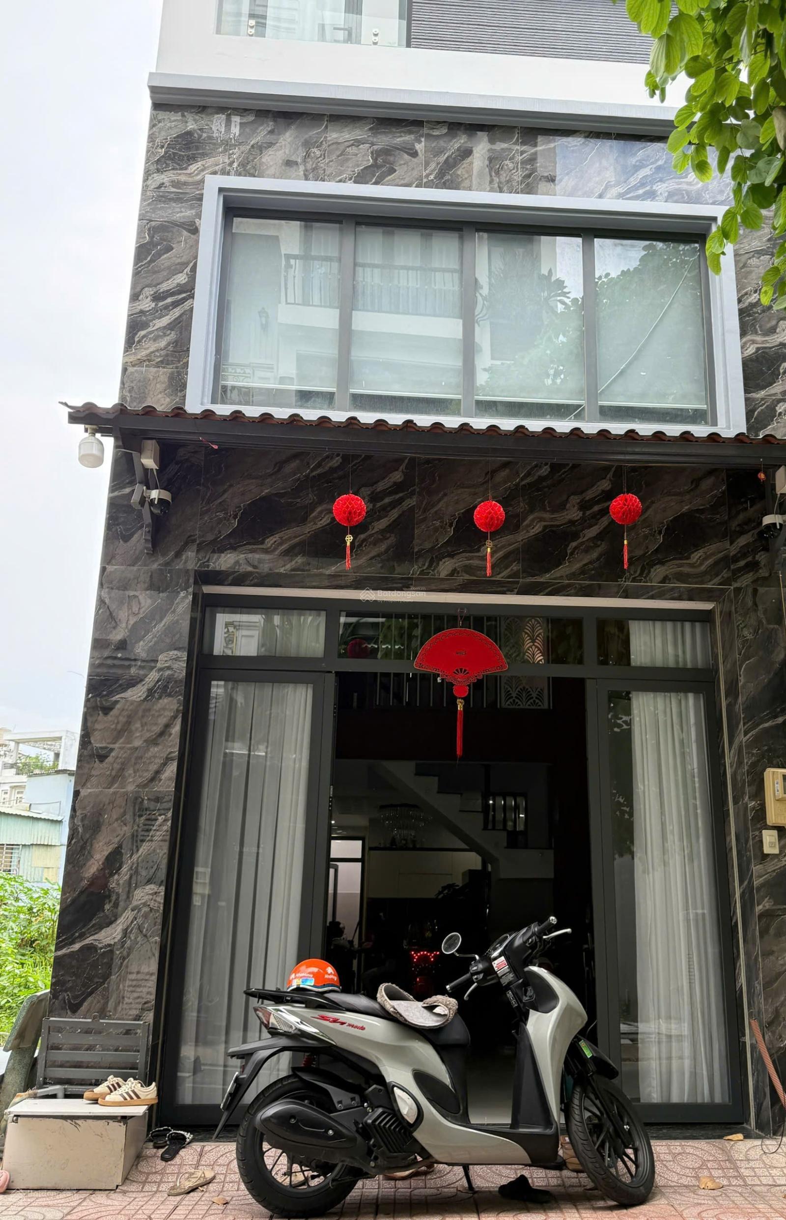 Bán nhà 1 trệt 1 lửng 2 lầu, sân thượng gần UBND P. Bình Hưng Hòa, DT: 4x14.5 giá 6 tỷ 990 triệu