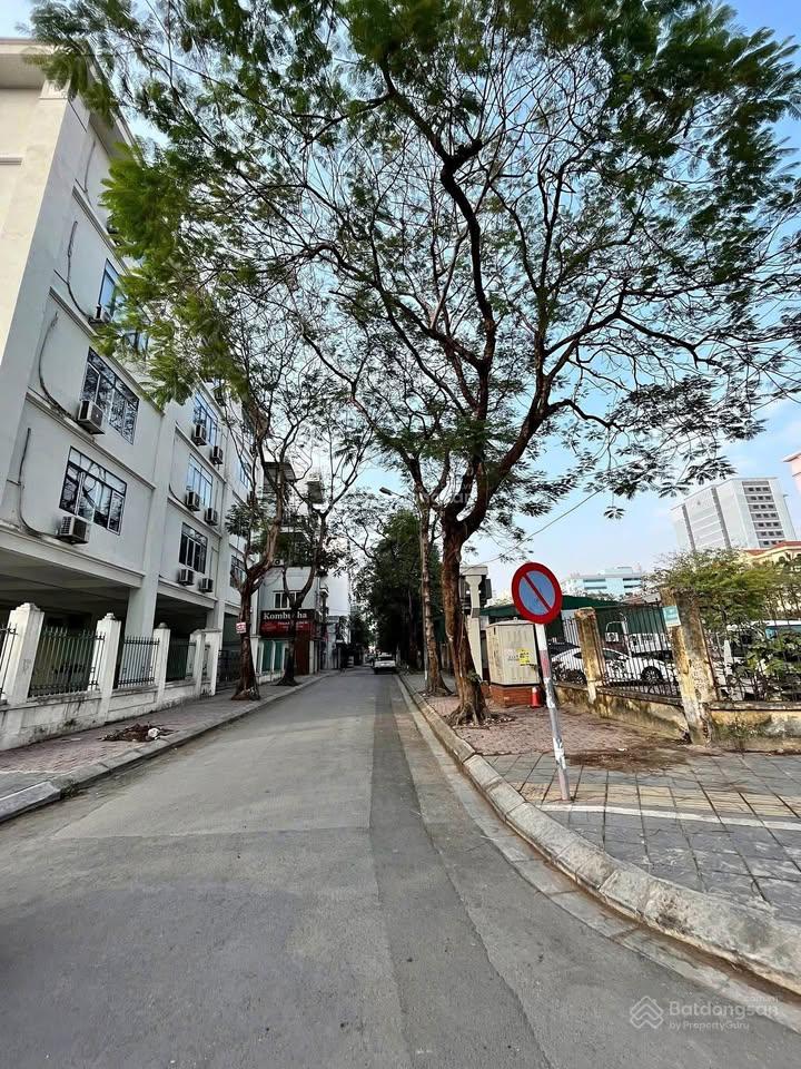 Cho thuê nhà Hoàng Quốc Việt, DT 95m2, 4 tầng, MT 4m, nhà đẹp, vào luôn, 40tr/tháng