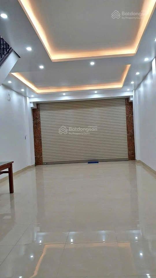Cho thuê nhà Hoàng Quốc Việt, DT 95m2, 4 tầng, MT 4m, nhà đẹp, vào luôn, 40tr/tháng