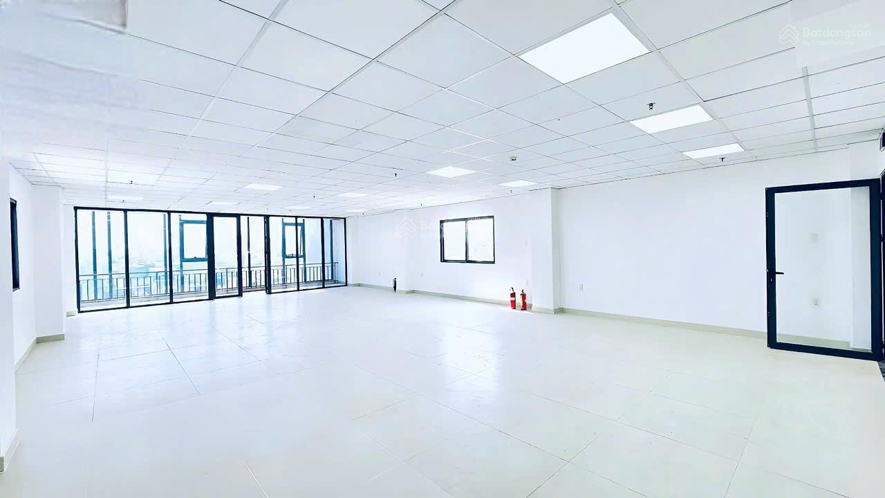 Cho thuê nguyên tòa nhà mặt tiền Cộng Hòa 8.2x29m xd full PCCC, 2 thang máy, 420 triệu