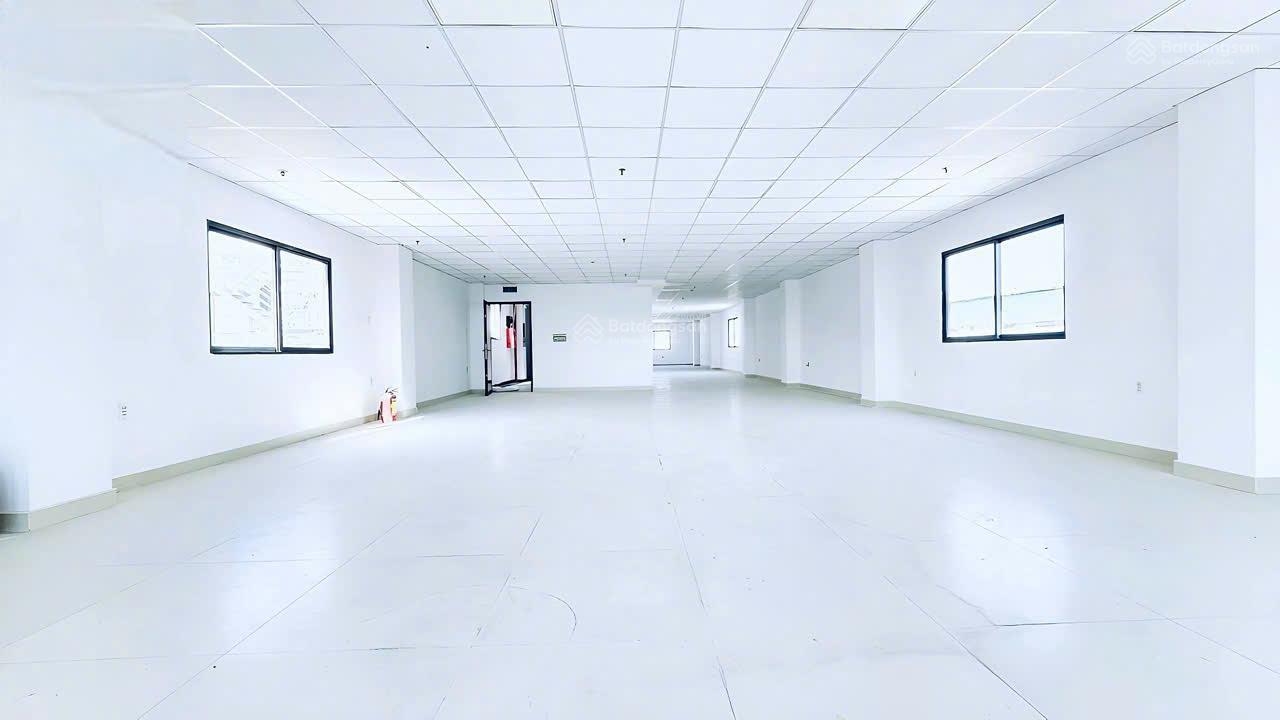Cho thuê nguyên tòa nhà mặt tiền Cộng Hòa 8.2x29m xd full PCCC, 2 thang máy, 420 triệu