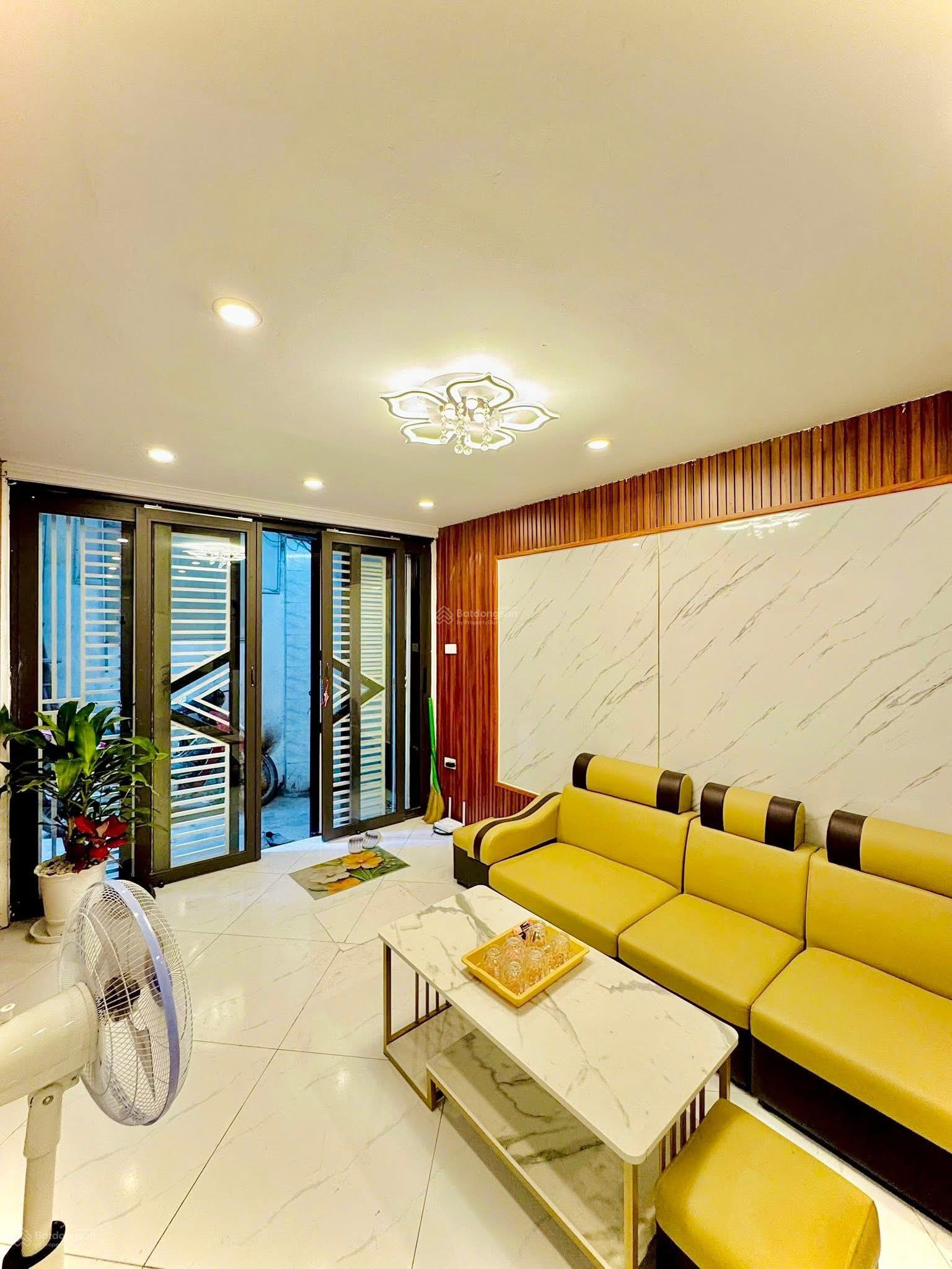 Bán nhà phố Bạch Mai, 30m ra mặt phố. Ngõ nông rộng, full đồ. Sổ đỏ đẹp