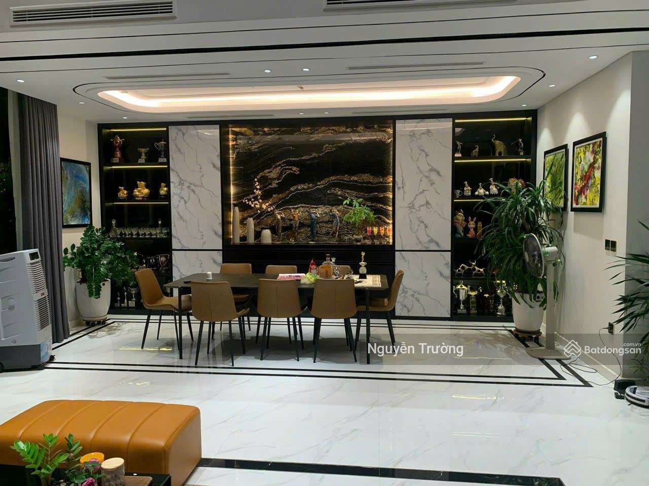 Nhà mình bán penthouse 190m2, 4PN 3VS, nội thất làm tỉ mỉ để ở, sẵn sổ, chung cư The Zei. Giá 21 tỷ