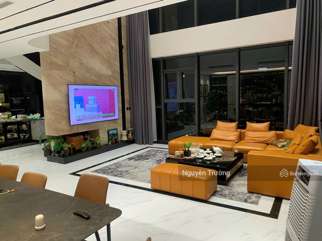 Nhà mình bán penthouse 190m2, 4PN 3VS, nội thất làm tỉ mỉ để ở, sẵn sổ, chung cư The Zei. Giá 21 tỷ