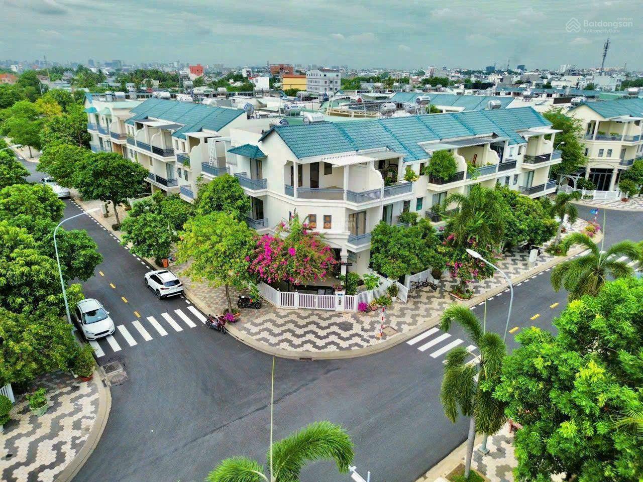 Tôi cần bán nhà phố senturia vườn lài hoàn thiện.