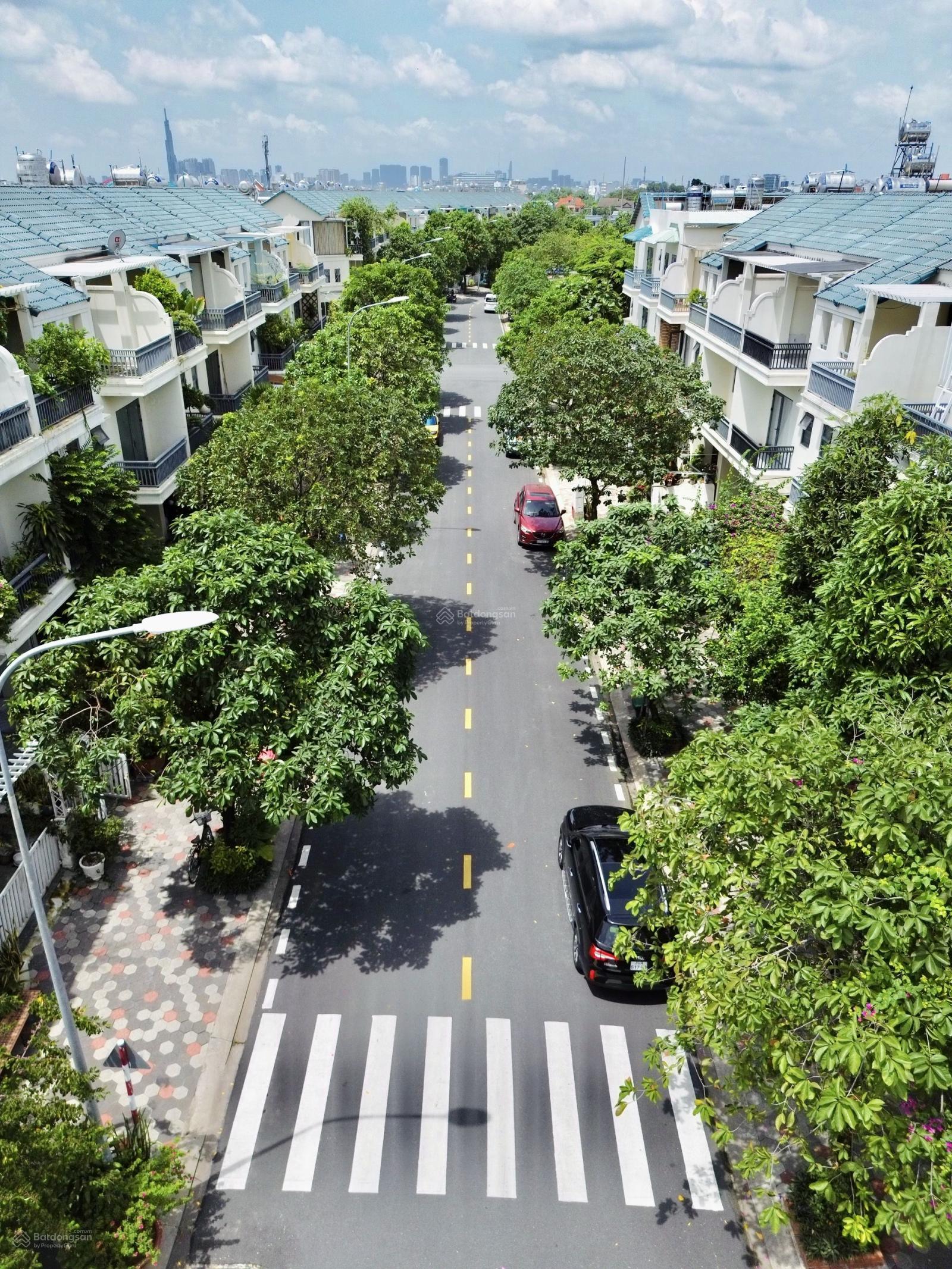 Tôi cần bán nhà phố senturia vườn lài hoàn thiện.